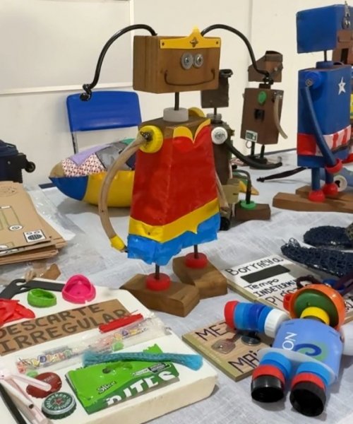 Robôs com material reciclável encantam alunos de Itapema