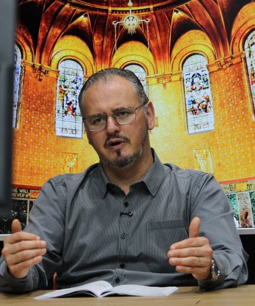 Renove sua fé e encontre força nas mensagens e orações do Padre Elizandro, ao vivo nesta tarde