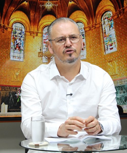 Tarde especial de fé e oração com Padre Elizandro, trazendo palavras que confortam, renovam e edificam