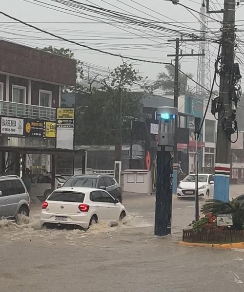 Chuvas intensas provocam alagamentos em ruas da região