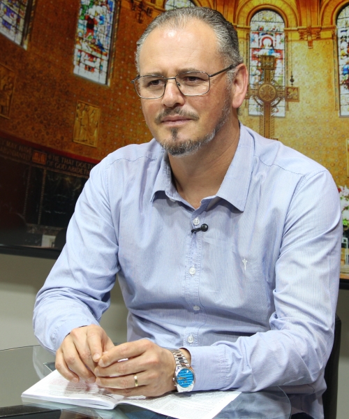 Padre Elizandro Scarsi encerra a semana com bênçãos e esperança no programa Tarde de Fé