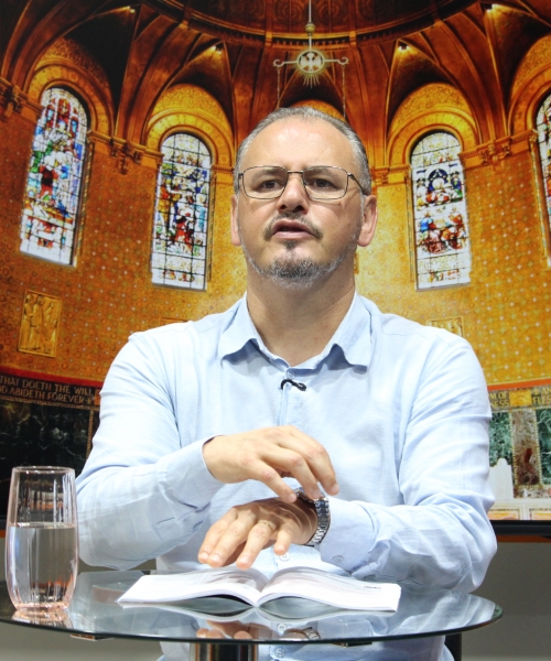 Tarde especial de fé e oração com Padre Elizandro, trazendo palavras que confortam, renovam e edificam