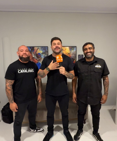 Improviso, risadas e casa cheia marcam show do Clube dos Canalhas em Porto Belo