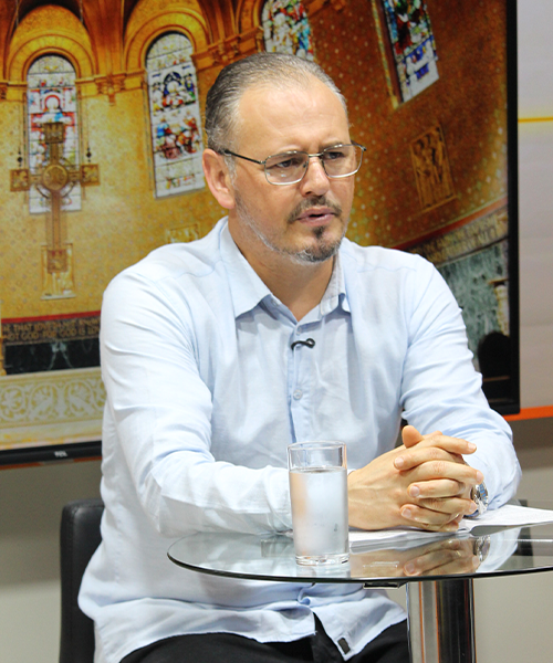 Padre Elizandro compartilha mensagens de fé que inspiram e renovam o dia