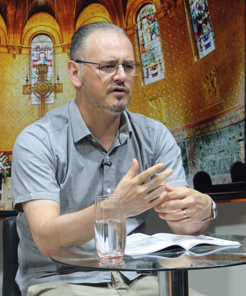 Assista a mensagem do Tarde de Fé desta segunda-feira, 16 de fevereiro, com Padre Elizandro Scarsi