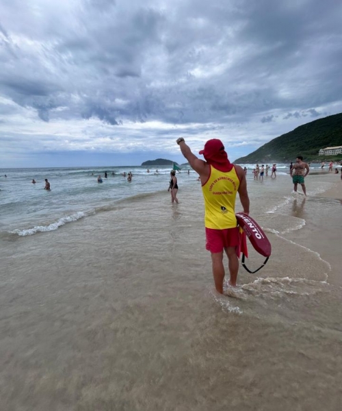 Carnaval tem contraste em SC: zero mortes por afogamento e 18 nas BRs