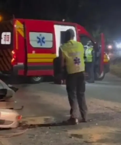 Crianças são levadas a hospital após colisão entre dois carros 