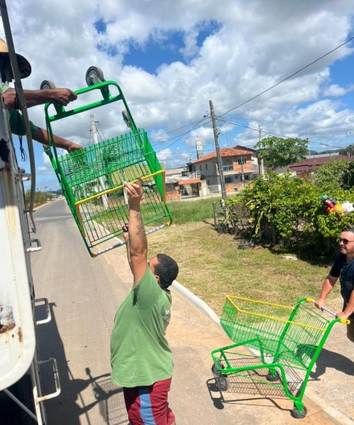Prefeitura recolhe carrinhos de mercado abandonados nas ruas