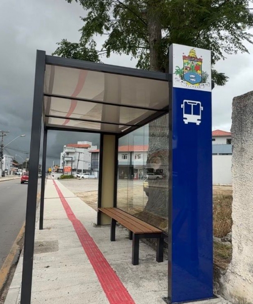 Novos pontos de ônibus focados em acessibilidade são instalados em Tijucas
