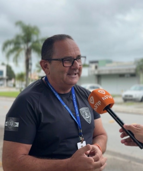 Tachões instalados a mais na rua Demostenes Feminela são retirados 