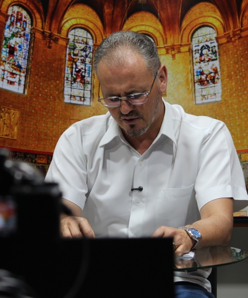 Padre Elizandro compartilha mensagens de fé que inspiram a sua quinta-feira, 19 de março
