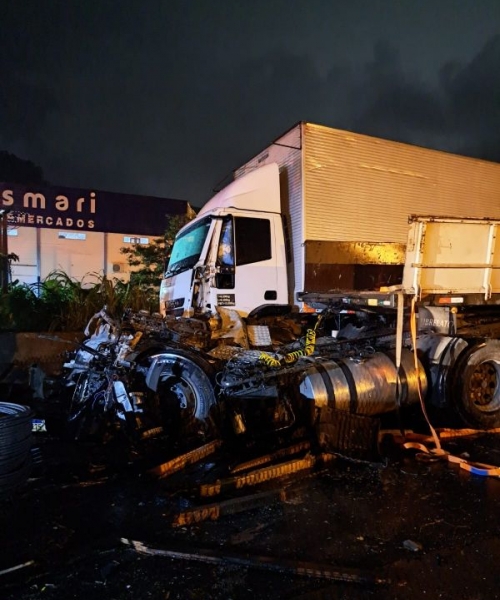 Acidente na BR-101 envolve quatro caminhões e deixa dois feridos 