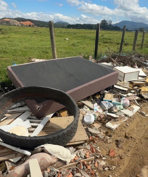 Acúmulo de lixo irregular preocupa em Tijucas