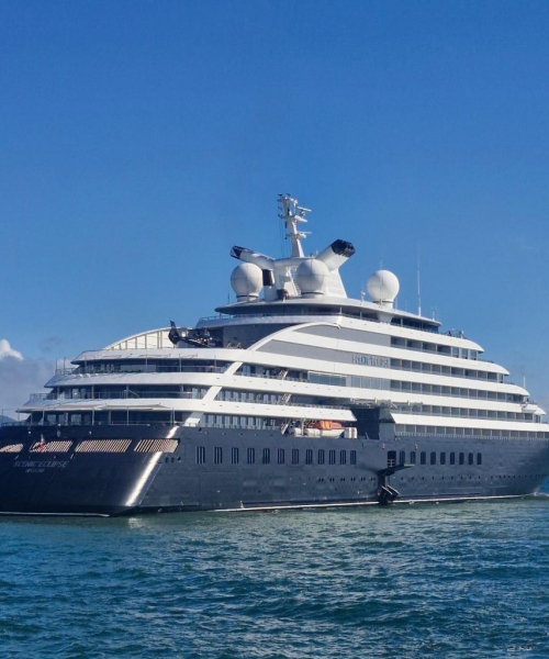 DIRETO DA REDAÇÃO | Iate de expedição de ultraluxo atraca em Porto Belo