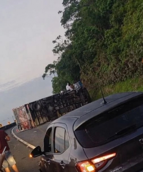 Caminhão frigorífico tomba e gera filas de 7 km na BR-101