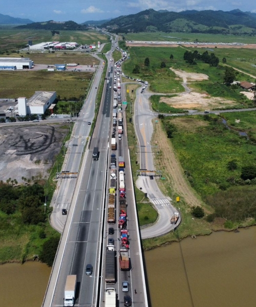DIRETO DA REDAÇÃO | Acidente com caminhão causa filas quilomêtricas 