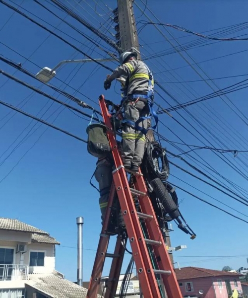 Obra força interrupção de energia por até 3 horas em Porto Belo