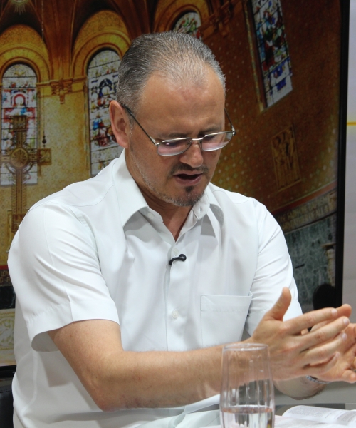 Padre Elizandro compartilha mensagens de fé que inspiram a sua sexta-feira, 10 de abril