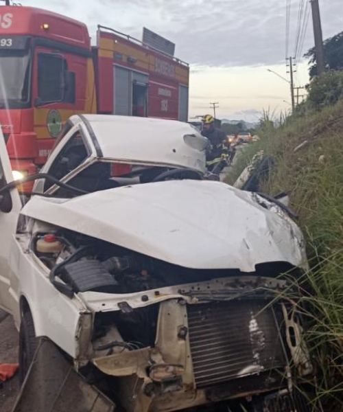 Homem fica preso as ferragens após acidente em São João Batista