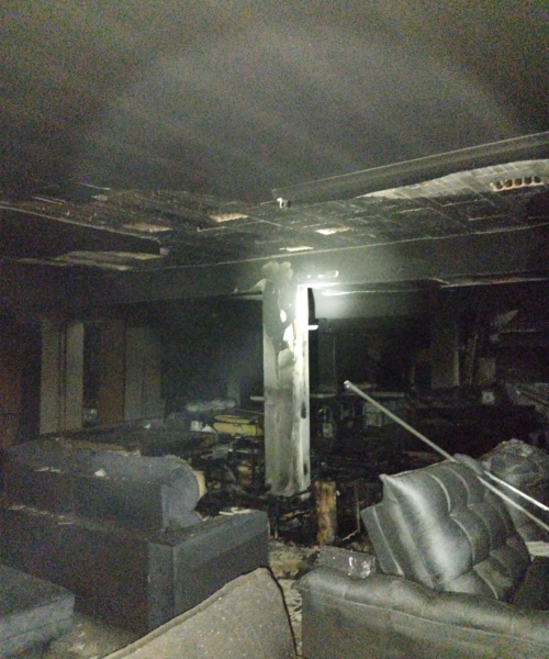 Parte do estoque de loja de móveis é consumido por incêndio 