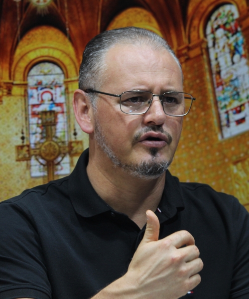 Padre Elizandro conduz o Tarde de fé para sua quarta-feira, 29 de abril