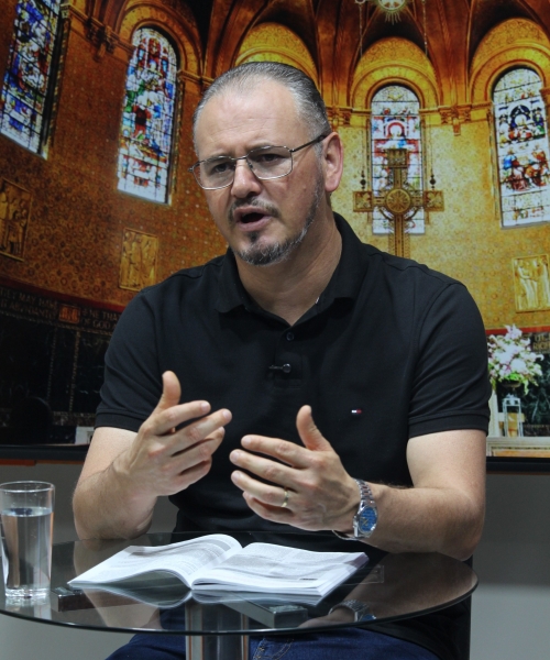 Padre Elizandro conduz o Tarde de fé para sua Sexta-feira, 01 de Maio