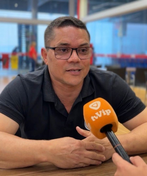 Conheça José, que se destaca trabalhando como garçom 