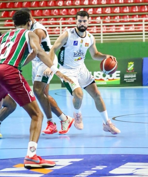 Direto da Redação | Brusque encara Fluminense nas semifinais e busca acesso ao NBB