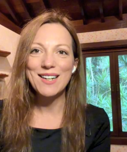 Atriz natural de Tijucas disputa premiação de arte organizada por ator americano