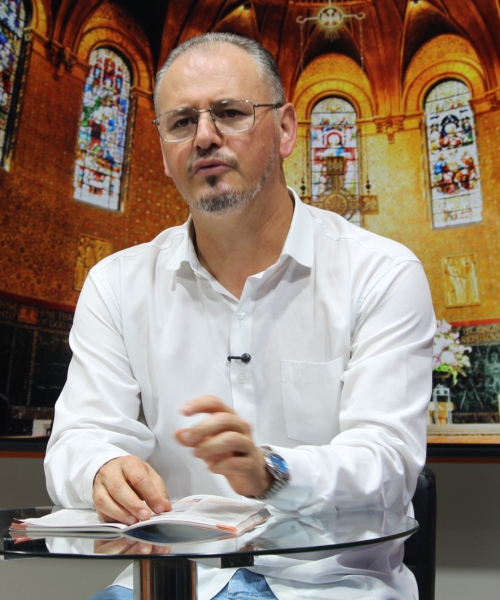 Padre Elizandro conduz o Tarde de fé para sua Sexta-feira, 15  de Maio
