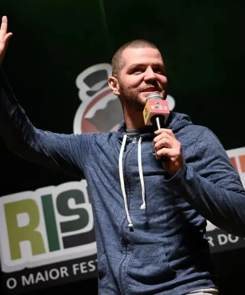 Show de comédia promete humor ácido e nostálgico neste domingo
