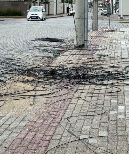 Fios soltos geram indignação em Tijucas