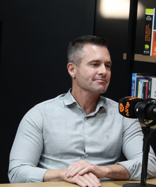 Jean dos Santos conta como transformou paixão de infância em profissão no Podcast Vip