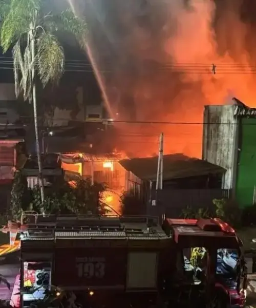 Incêndio de grandes proporções destrói empresa em Itapema