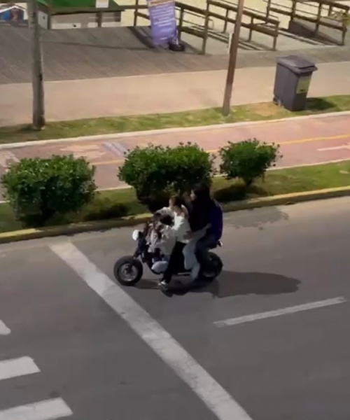 Flagrante na Orla de Itapema chama a atenção 4 pessoas na mesma moto elétrica 