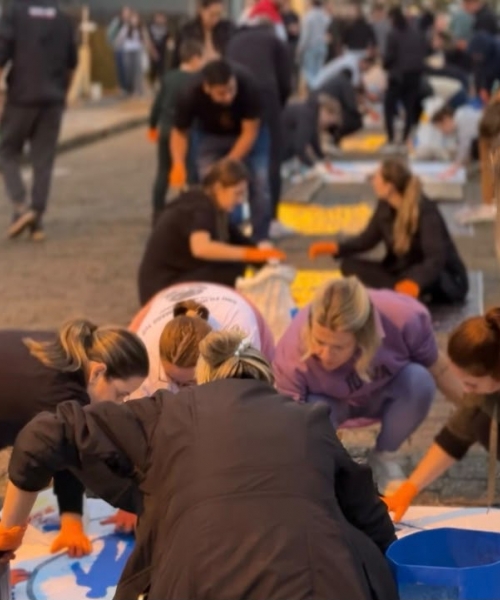 Fiéis matêm viva a tradição dos tapetes de Corpus Christi