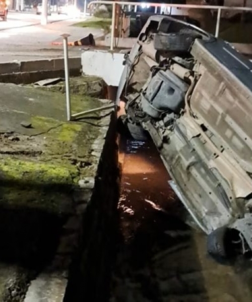 DIRETO DA REDAÇÃO | Veículo capota, cai em ribeirão e motorista fica em estado crítico