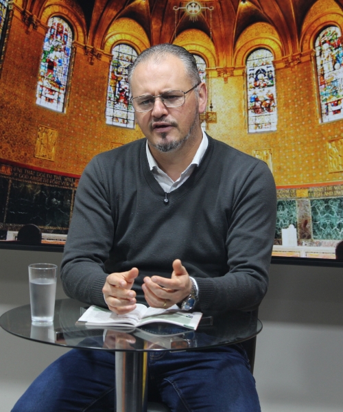 Mensagens de fé e oração com Padre Elizandro para sua terça-feira, 07 de julho