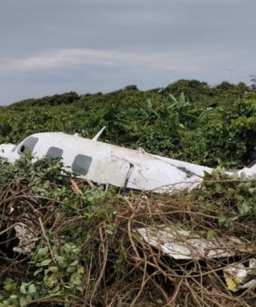 Avião cai em praia e deixa duas vítimas com ferimentos graves