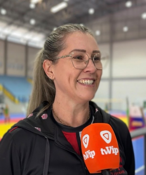 Equipe de vôlei de Tijucas disputa a OLESC com atletas formadas na escolinha