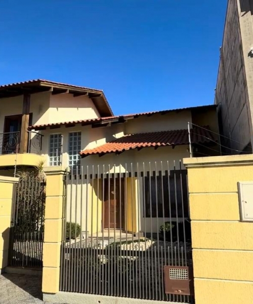 Câmeras registram momento em que residência é furtada em Tijucas