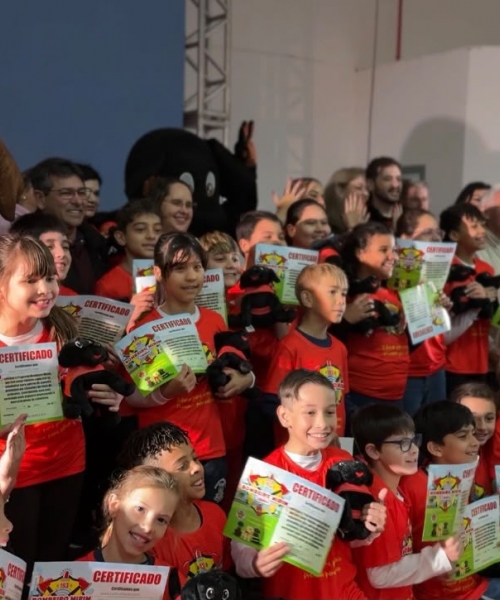 Bombeiros realizam formatura de 500 bombeiros mirins em Porto Belo