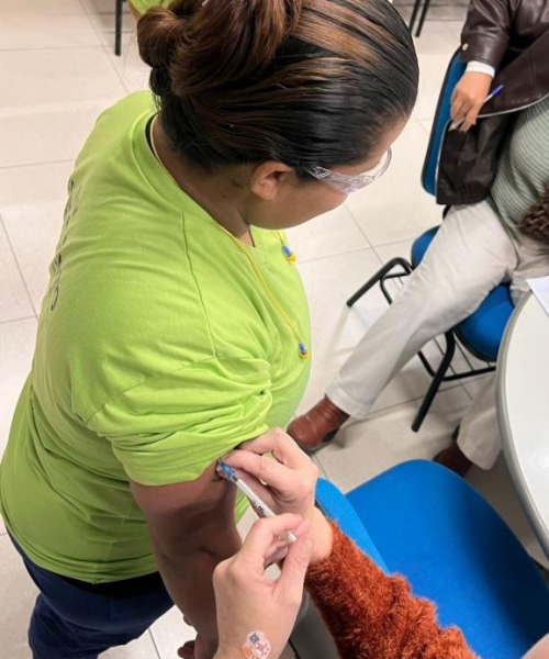 Direto da Redação | Vacinação extramuros aplica vacinas contra a gripe em empresa de Tijucas