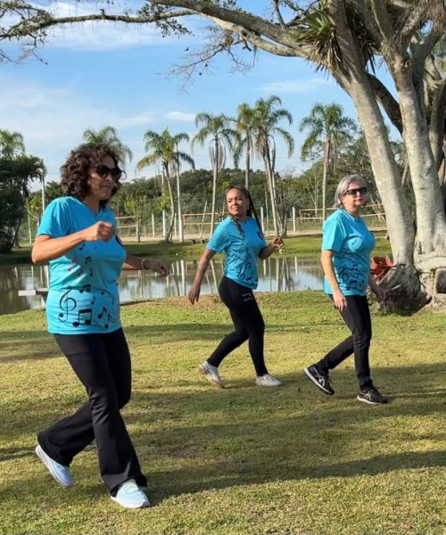 Grupo de dança é embalado pelo Flashback em Tijucas