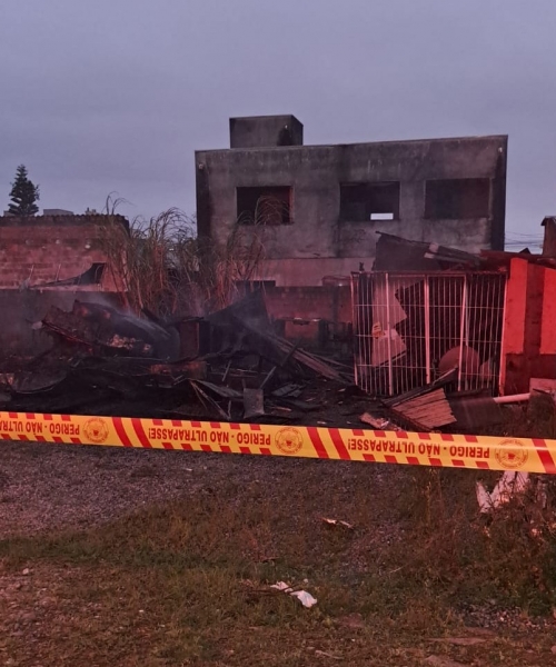 Incêndio em casa de madeira foi combatido em Itapema; causa não foi identificada