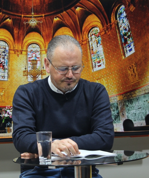 Padre Elizandro Scarsi conduz inspirador momento de fé e bênção nesta quarta-feira, 19 de agosto
