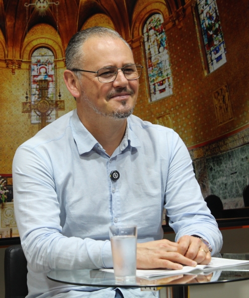 Padre Elizandro Scarsi conduz inspirador momento de fé e bênção nesta quinta-feira, 27 de agosto