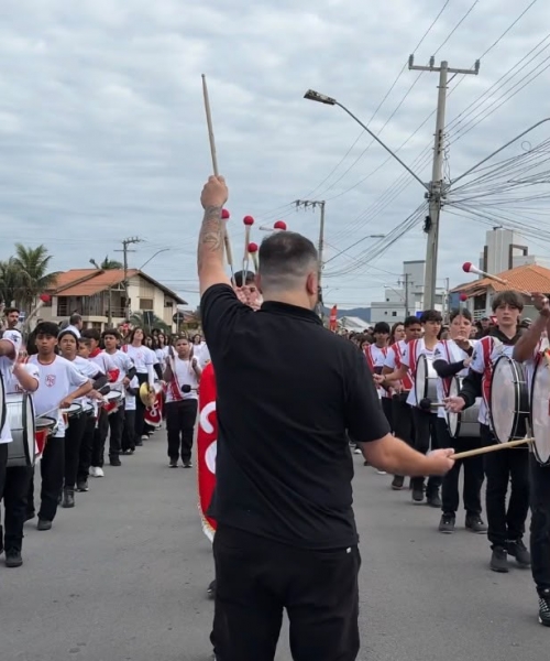 TRADIÇÃO | Fanfarras ditam o ritmo durante desfile