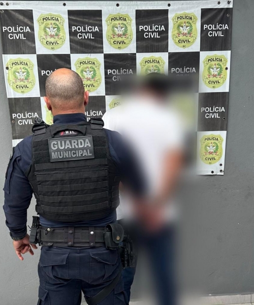 Furto em supermercado vira caso de polícia com resistência, xingamentos e dano em viatura