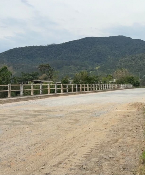 Para quem ncessita atravessar de um lado ao outro do rio o acesso é feito pela ponte Lucas Orsi 